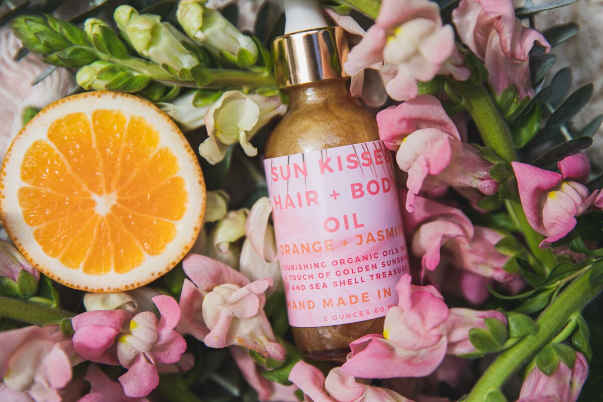 Shimmer Organic Hair and Body Oil with gold bronze mica tint. Omega rich Argan, Jojoba & Coconut oils. Conditioning and tanning body oil